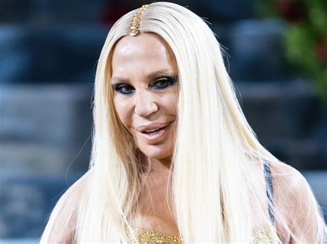 Tak wyglądała Donatella Versace przed operacjami.